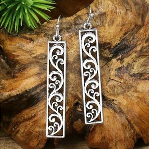 BRAND NEW 🩶 Carved Pattern Dangle Earrings